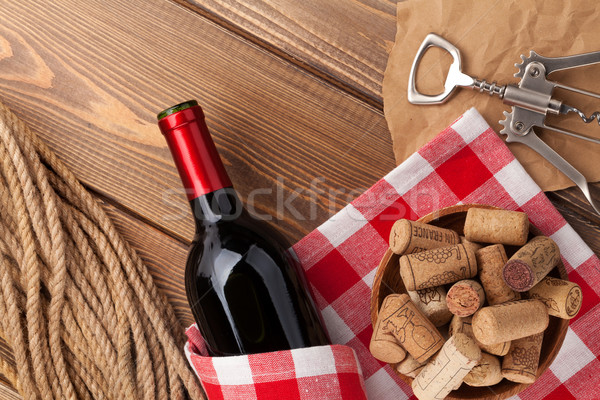 Foto d'archivio: Vino · rosso · bottiglia · tavolo · in · legno · top · view