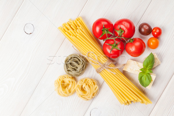 Stok fotoğraf: Makarna · domates · fesleğen · ahşap · masa · İtalyan · gıda · pişirme