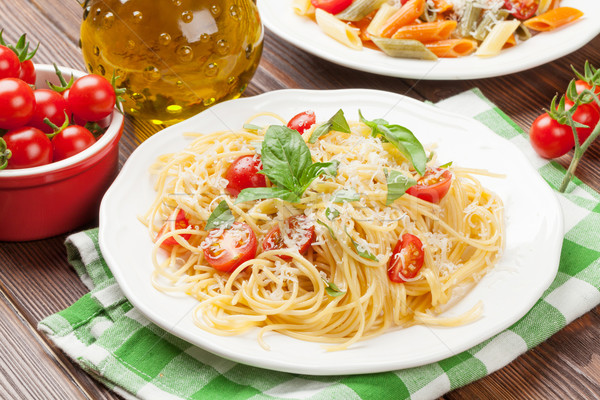 Foto stock: Espaguete · macarrão · tomates · manjericão · mesa · de · madeira · comida