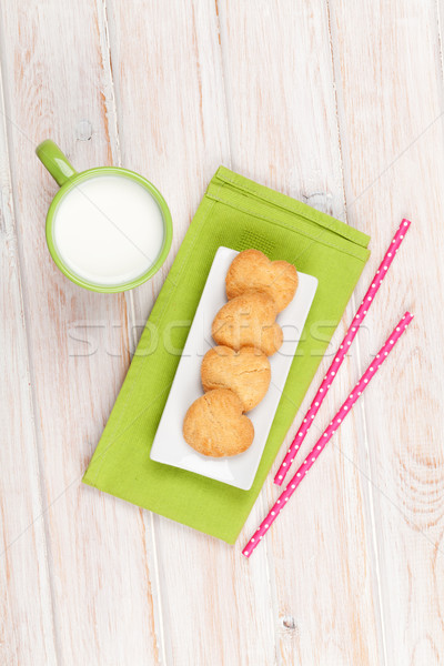 Ceaşcă lapte inimă cookie-uri alb Imagine de stoc © karandaev