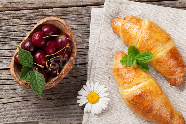 Foto stock: Croissants · cereja · camomila · flor · mesa · de · madeira · topo