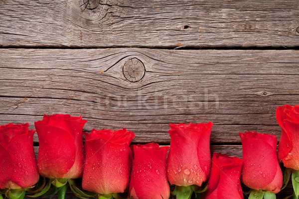 Saint valentin carte de vœux roses rouges Rose Red fleurs table en bois [[stock_photo]] © karandaev