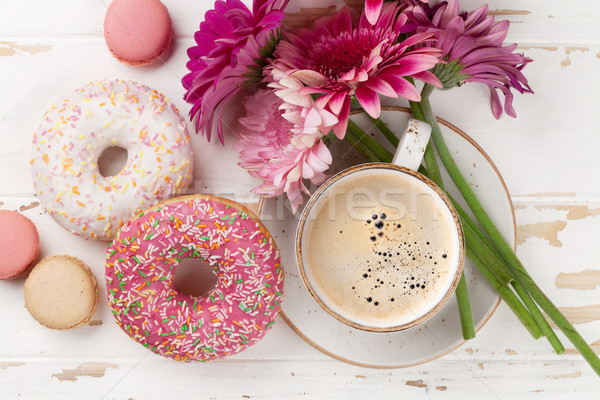 [[stock_photo]]: Tasse · de · café · donuts · fleurs · blanche · table · en · bois · haut