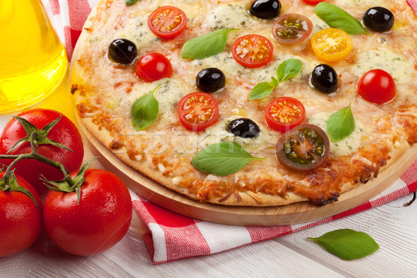 Italiaans pizza kaas tomaten basilicum houten tafel Stockfoto © karandaev