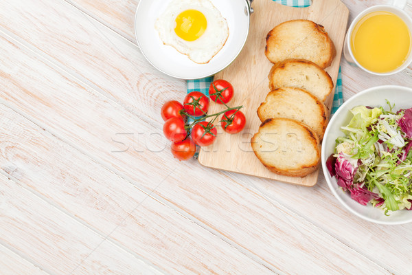 Foto stock: Saudável · café · da · manhã · ovo · frito · salada · branco · mesa · de · madeira