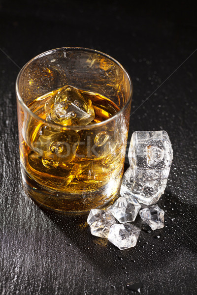 Vidrio whisky hielo negro piedra mesa Foto stock © karandaev