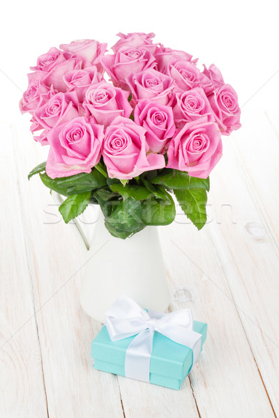 [[stock_photo]]: Saint · valentin · rose · roses · bouquet · coffret · cadeau · blanche
