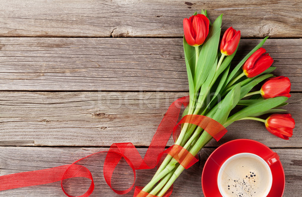 Rot Tulpen Kaffeetasse Holztisch top Stock foto © karandaev