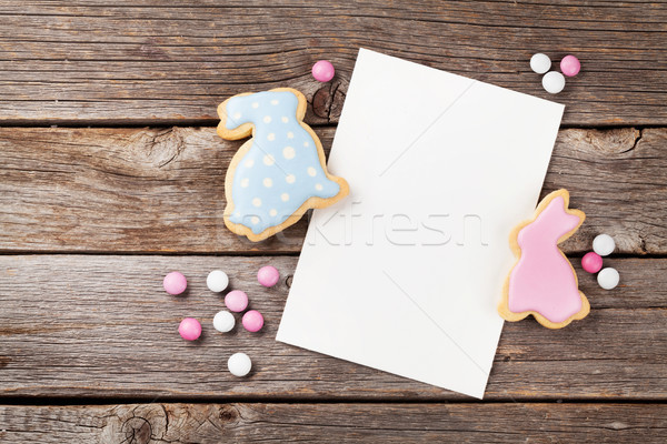Paşti turta dulce cookie-uri masa de lemn iepuri bomboane Imagine de stoc © karandaev