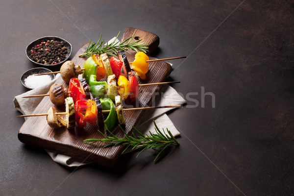 Foto stock: A · la · parrilla · hortalizas · tabla · de · cortar · oscuro · piedra · mesa