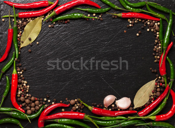 Chilipaprika borsszem fokhagyma levelek fekete kő Stock fotó © karandaev