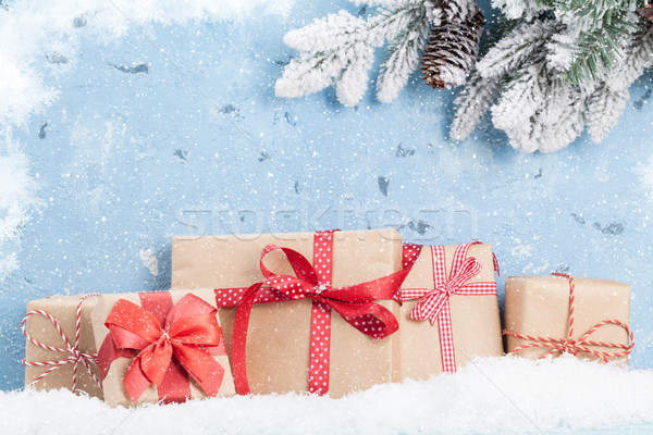 Foto stock: Natal · caixas · de · presente · neve · stonewall · cópia · espaço