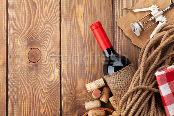 Stock foto: Rotwein · Flasche · Korkenzieher · Holztisch · top · Ansicht