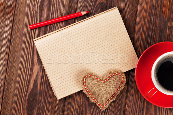 Foto stock: Día · de · san · valentín · juguete · corazón · taza · de · café · bloc · de · notas · texto