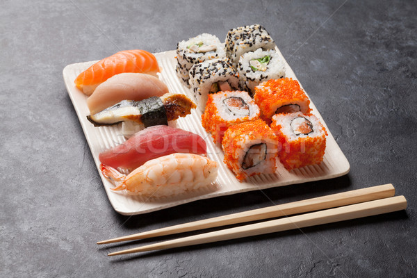 Zestaw sushi maki toczyć kamień tabeli Zdjęcia stock © karandaev