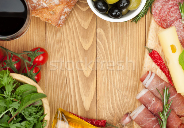Stockfoto: Rode · wijn · kaas · olijven · tomaten · prosciutto · brood