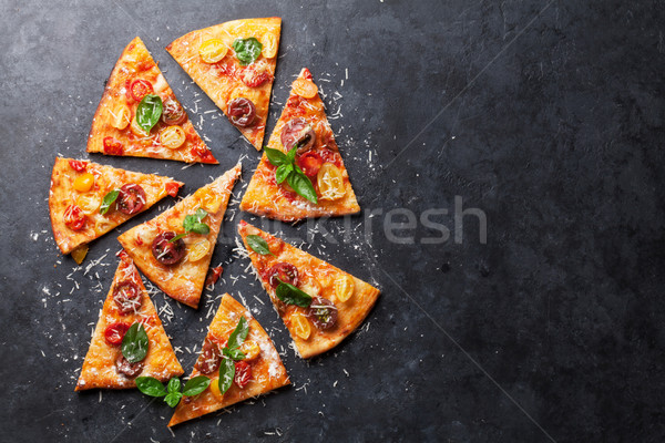 Pizza paradicsomok mozzarella bazsalikom házi készítésű felső Stock fotó © karandaev