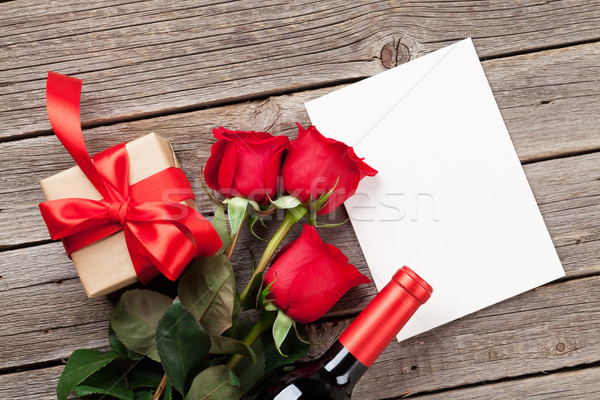 Stok fotoğraf: Sevgililer · günü · tebrik · kartı · güller · hediye · kutusu · ahşap · masa