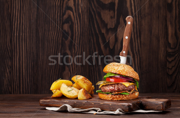 Gustoso alla griglia burger cottura carne Foto d'archivio © karandaev