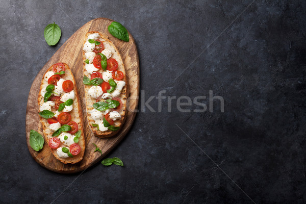 Caprese bruschetta kerstomaatjes mozzarella basilicum top Stockfoto © karandaev