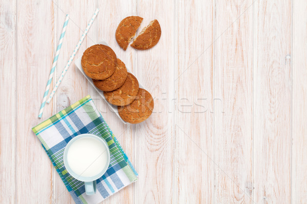 Beker melk peperkoek cookies witte houten tafel Stockfoto © karandaev