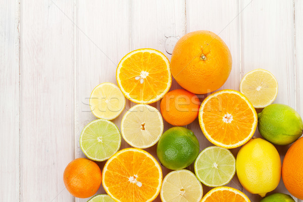 Citrus vruchten sinaasappelen citroenen houten tafel exemplaar ruimte Stockfoto © karandaev