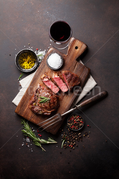 Foto stock: Grelhado · bife · vinho · tinto · ervas · temperos · topo