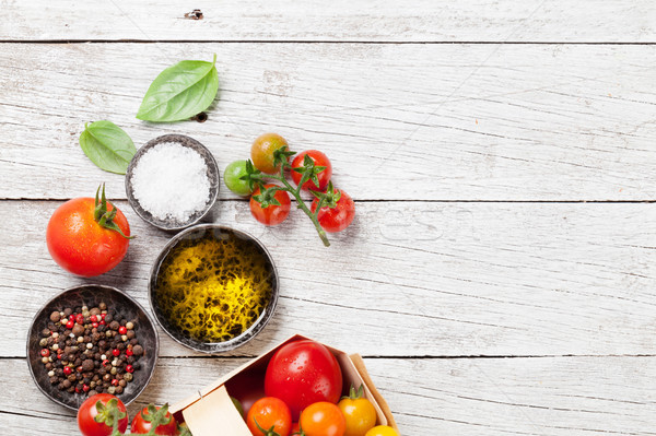 Stockfoto: Tomaten · basilicum · olijfolie · specerijen · houten · tafel · koken