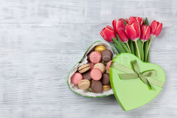 Foto stock: Vermelho · tulipa · flores · bolinhos · buquê · coração