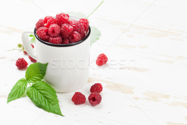 Foto stock: Copo · maduro · framboesas · mesa · de · madeira · espaço · comida