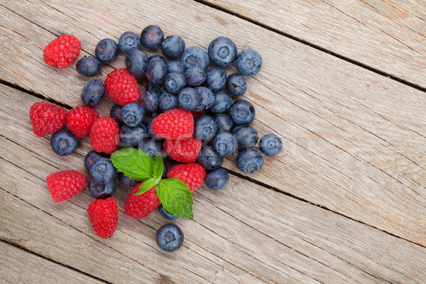 Bleuets framboises menthe feuille table en bois espace de copie [[stock_photo]] © karandaev