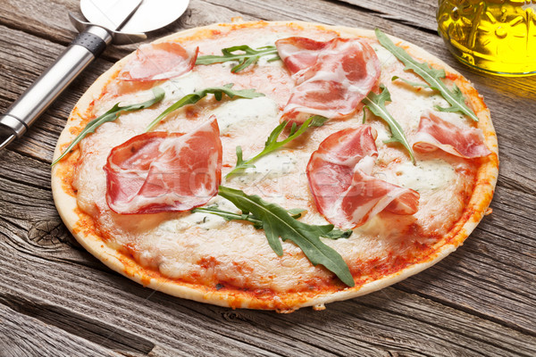 Foto stock: Pizza · prosciutto · mozzarella · mesa · de · madera · queso · petróleo