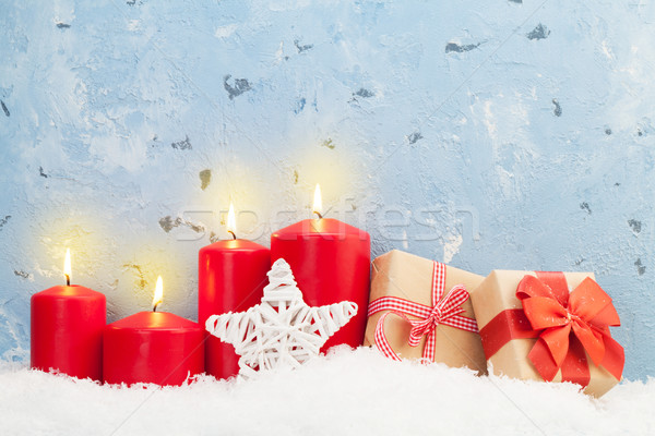聖誕節 蠟燭 禮品 禮品盒 石牆 複製空間 商業照片 © karandaev