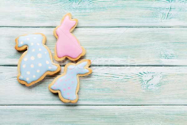 Paşti turta dulce cookie-uri masa de lemn colorat iepuri Imagine de stoc © karandaev