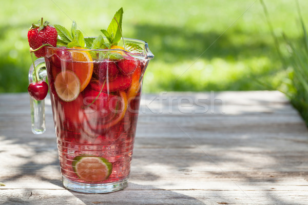 Fatto in casa limonata estate frutti frutti di bosco outdoor Foto d'archivio © karandaev