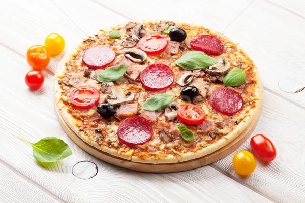 Italian pizza pepperoni roşii măsline busuioc Imagine de stoc © karandaev