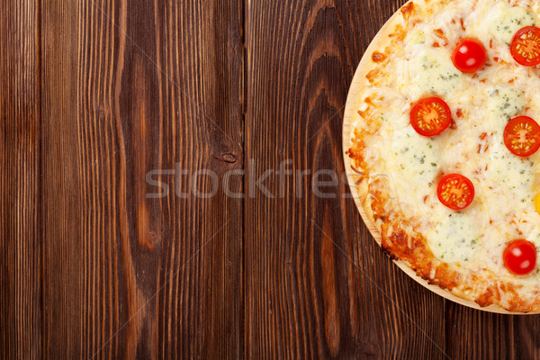 Foto stock: Italiano · pizza · queso · tomates · albahaca · mesa · de · madera