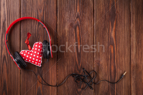 Rosso cuore cuffie tavolo in legno copia spazio san valentino Foto d'archivio © karandaev