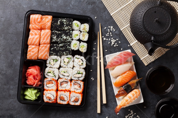 Establecer sushi maki té verde piedra mesa Foto stock © karandaev