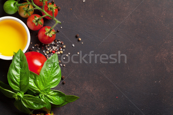 商業照片: 蕃茄 · 羅勒 · 橄欖油 · 香料 · 石 · 表