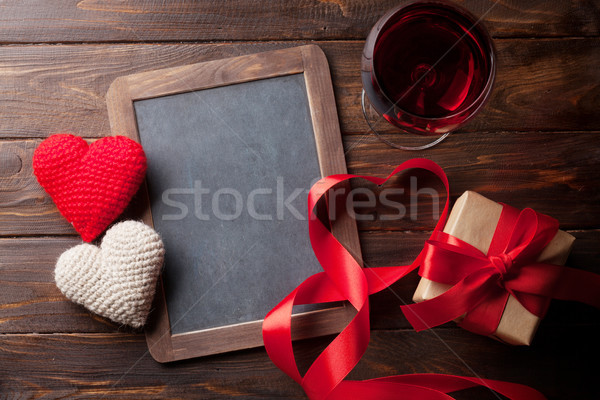 [[stock_photo]]: Saint · valentin · carte · de · vœux · vin · rouge · coeur · jouets · coffret · cadeau