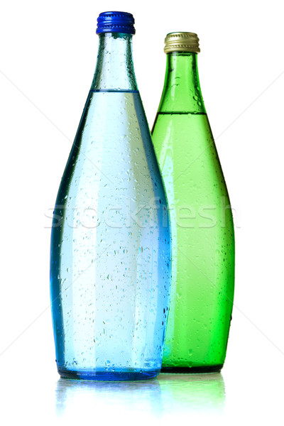 Foto stock: Dois · garrafas · soda · água · gotas · de · água · isolado