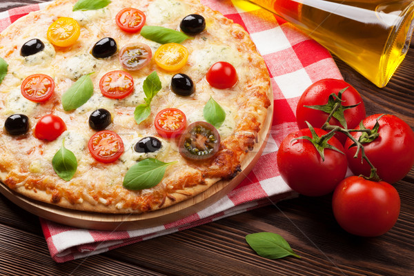 Italiaans pizza kaas tomaten basilicum houten tafel Stockfoto © karandaev