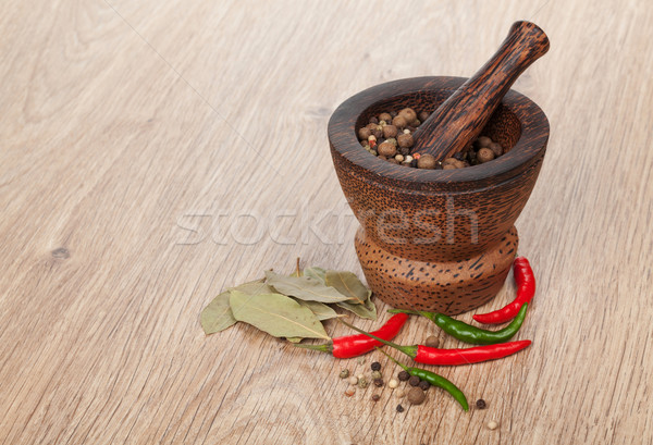 Roşu fierbinte ardei iute boaba de piper masa de lemn tabel Imagine de stoc © karandaev