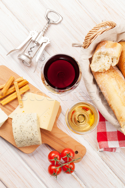 Bianco vino rosso formaggio pane tavolo in legno alimentare Foto d'archivio © karandaev