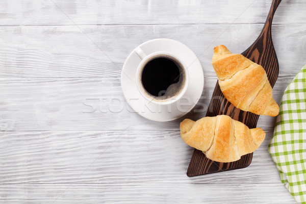 Proaspăt cornuri cafea masa de lemn top vedere Imagine de stoc © karandaev