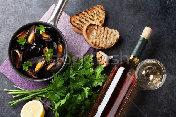 酒 銅 鍋 白葡萄酒 石 表 商業照片 © karandaev