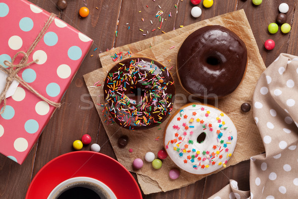 Donut geschenkdoos koffie donuts houten tafel top Stockfoto © karandaev