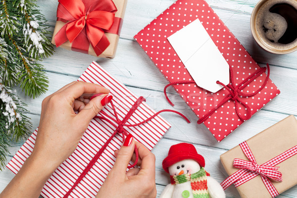 Foto stock: Femenino · manos · Navidad · regalo · caja · de · regalo