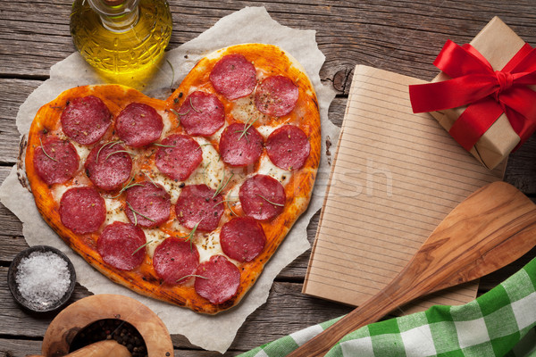 Stockfoto: Hart · pizza · peperoni · mozzarella · geschenkdoos